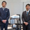 ヤマハ発動機の電動推進ユニットとマリン事業本部長 井端俊彰執行役員（左）、丸山平二 取締役常務執行役員（右）