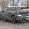 BMW iX3 後継モデルの「ノイエ・クラッセSUV」プロトタイプ（スクープ写真）