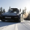ポルシェ『911ダカール』とスキー界の伝説、氷上で熾烈な対決