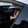 ポルシェ『911ダカール』とスキー界の伝説、氷上で熾烈な対決