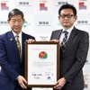 伊藤信太郎環境大臣（左）、加藤章浩執行役員国内営業本部長（右）