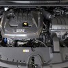カーボンエンジンカバー［70026-AT006］（税込価格￥63,800）と同様の綾織カーボンを使用しているため、併せて使用することで統一的なビジュアルを形成できる