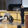 モトロイド２の実演をする日高社長