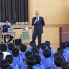 生徒に講演するヤマハ発動機 日高祥博代表取締役社長