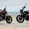 トライアンフ・スピード400（左）とスクランブラー400X（右）