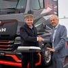 MANのニッケルズ氏（左）とABB E-mobilityのクラスホルスト氏
