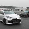 進化型GRヤリス（左）と従来モデル（右）