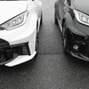 進化型GRヤリス（左）と従来モデル（右）