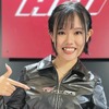 HPI（桜川いちか）。HPIの受付席にショートの可愛い子が座っているので、「案内係の人かな？」と思いつつ「写真1枚いいですか？」と聞くと「はい。桜川いちかです」と自分から名乗ってくれました。立ち上がると超スレンダーなボディにヘソだし衣装。「せっかくなので、全身も」とお願いしたら、これまたスーパー美脚の持ち主。でも、ナチュラルな笑顔がなにより素敵だったで、個人的に笑顔大賞をあげたいです。