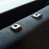 後席シートバックにはヘッドレストを装着するための穴が設けられており、後付け可能。