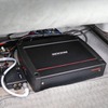 フロントシート下に設置しているキッカーのパワーアンプKXA1200.1。キッカーのcompRT（8インチ）をドライブする。