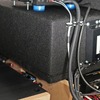 右サイドに設けた収納ボックスはフロア下に収まりきらなかったユニットを収めるスペースとして活用する。