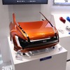積水化学工業の「塗料転写シート」。仕上がりは従来の塗装と同じ。補修もできる