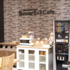 カフェスペースにはコーヒーとパンが用意される
