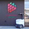 WaPOCHI(ワポチ)はユーザーの特徴を記憶・認識し、荷物を載せて人混みの中でもユーザーを追従したり先導することができる