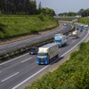 高速道路を走るトラック
