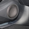 accuton C165AM-04-770FGを純正位置にセット。エンクロージャー方式を採用して安定した低音を得ている