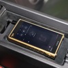 コンソール中央の小物入れにピタリとフィット。DAPはソニー・NW-WM1Z mkⅡでデジタル出しでDSPに伝送