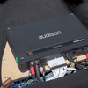 トランクルーム左脇にaudison FORZAシリーズ AF-M12.4btを搭載。（60W×12chアンプ内蔵モデル）
