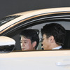 車に乗り込みアコードの最新機能を試す唐沢寿明さん