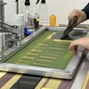 版を数回に分け、モノトーンの色味ごとに重ねる