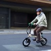 電動なので走行音はいたって静か。急坂でもしっかり走り切れるという