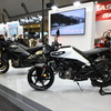 ハスクバーナ ヴィットピレン401。奥がスヴァルトピレン401（東京モーターサイクルショー2024）