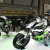 カワサキ Z7 Hybrid（手前）とEVのZ e-1（奥）（東京モーターサイクルショー2024）