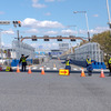 東京ビッグサイト前交差点から東側に伸びる青海・有明南連絡線の道路は、サイドウォールが設置され通行止めとなっている。