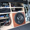 キャビン側からオーディオラックを見るとこの通りの形状。車内側からも各ユニットにアクセスすることができる構造だ。
