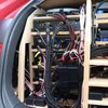 オーディオラックの左側にはパワーアンプがまとめて取り付けられる。複数段の棚にはそれぞれパワーアンプが収められる構造。