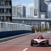 ついに東京のコースをフォーミュラEのマシンが走り始めた（#22 ローランド）。