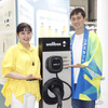 モータージャーナリストの竹岡圭さん（左）とユアスタンド 戸建て・DR事業部のデニス・チアさん（右）