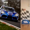 左：参戦車両「TOYOTA GR Supra GT4 EVO」  右：SP10クラス優勝トロフィー