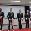 開所式 テープカットの様子（左から3人目：ルネサスの柴田英利CEO、左から4人目：長田公山梨県副知事、左から5人目：保坂武甲斐市長、左から6人目：塩澤浩昭和町長）