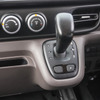 トラックもAT化が進んでいる。写真は三菱ふそうキャンターの運転席