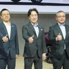 マツダ毛籠勝弘社長（中央）