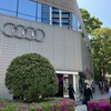 Audi City 紀尾井町は向かい側。Audi charging hub紀尾井町は写真右手になる