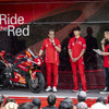 全日本ロード選手権にパニガーレV4Rで参戦する水野選手と加賀山監督によるトークショーも開催。ファクトリー仕様のパニガーレRがレース以外で一般お披露目されるのは初めてのこと。エンジン始動も行われた。