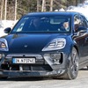 ポルシェ『マカンEV』の姿をしたアウディ 『Q8 e-tron』次期型プロトタイプと思われる車両（スクープ写真）