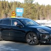 ポルシェ『マカンEV』の姿をしたアウディ 『Q8 e-tron』次期型プロトタイプと思われる車両（スクープ写真）