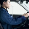 アプリドライバーGO Crew。着用制服は軽量かつストレッチの効くノーカラージャケット、夏場は半袖シャツにオリジナルの名札が目印
