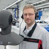 ポルシェの音響技術者、デビッド・サドウスキー氏と人工頭部「サム」