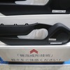 発泡成型部品の例。持ってみると軽さを実感できる。強度を変えることなく軽量化することが可能