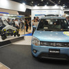 スズキの次世代四脚モビリティ『MOQBA（モクバ）』（左）と『ワゴンR CBG車』（右）