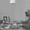 エンツォ・フェラーリ（1958年）。卓上の写真はディーノ