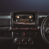 【ジムニー/ジムニーシエラ専用10型カーナビ・ビッグX】ジムニー/ジムニーシエラのコクピットにふさわしい専用のラギッドデザインを採用