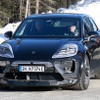 ポルシェ『マカンEV』の姿をしたアウディ 『Q8 e-tron』次期型プロトタイプと思われる車両（スクープ写真）