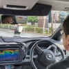 右からの歩行者を検知し、発進をうかがう自動運転カー