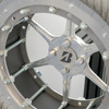第1世代のタイヤはスプリング形状、大きなボルトが必要など重量のかさむ仕様だった。